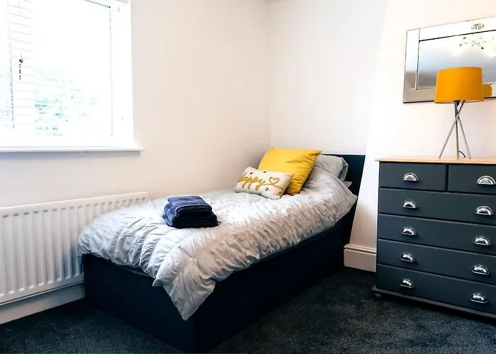 4 Bedroom - Sleep 9 Home In Cheadle Staffordshire - Alton Towers Polar Express Dimmingsdale Peak District Trentham Gardens Water World