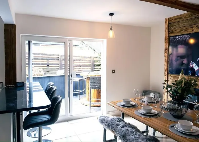 4 Bedroom - Sleep 9 Home In Cheadle Staffordshire - Alton Towers Polar Express Dimmingsdale Peak District Trentham Gardens Water World