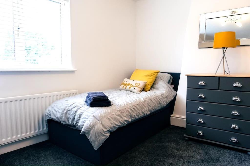 Cheadle Haven: 4-bedroom Retreat Near Alton Towers Holiday home