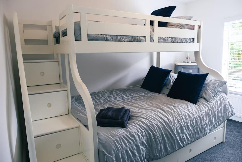 Cheadle Haven: 4-bedroom Retreat Near Alton Towers *